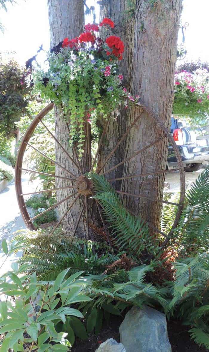 Charm Your Garden with a Bicycle Wheel Decor