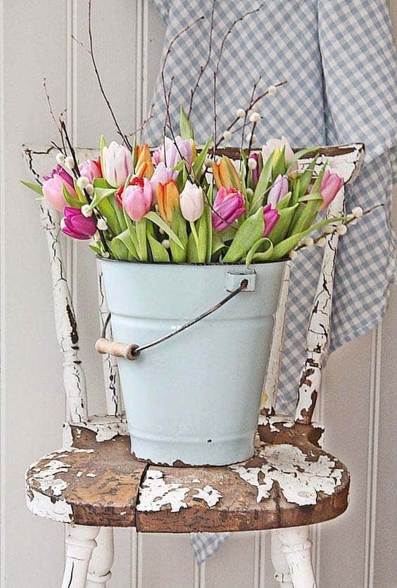 Transform an Enamel Bucket into a Tulips Planter