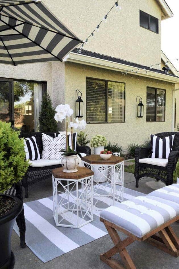 Use Black and White Colors in Seating Area