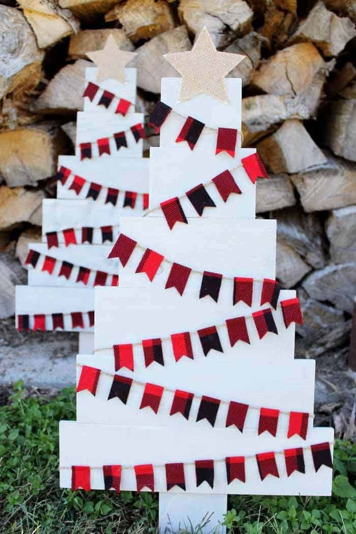 Pallet Trees With Buffalo Check Garland