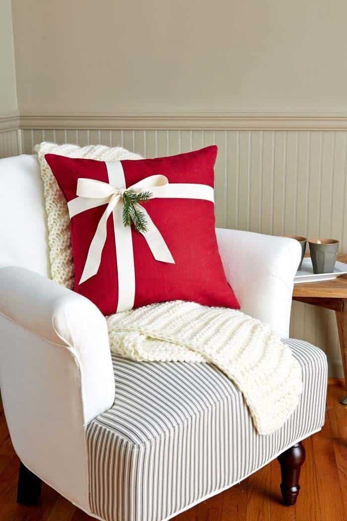 Gift Wrap A Pillow For Holiday Décor