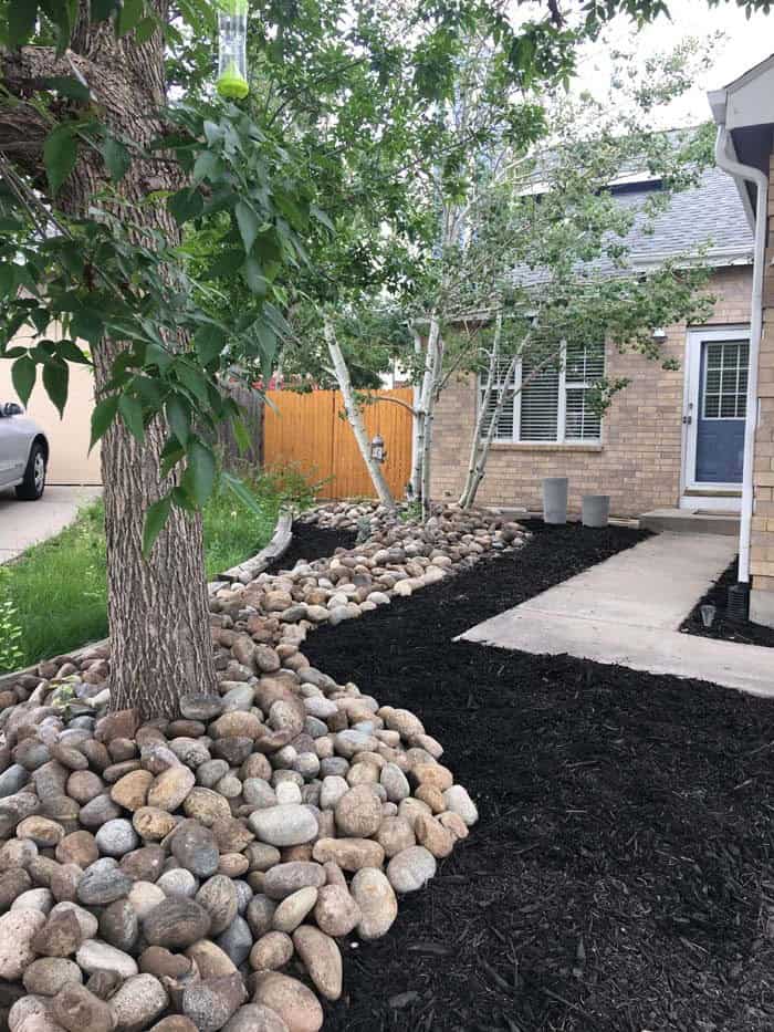 Divide Your Landscape with Black Mulch